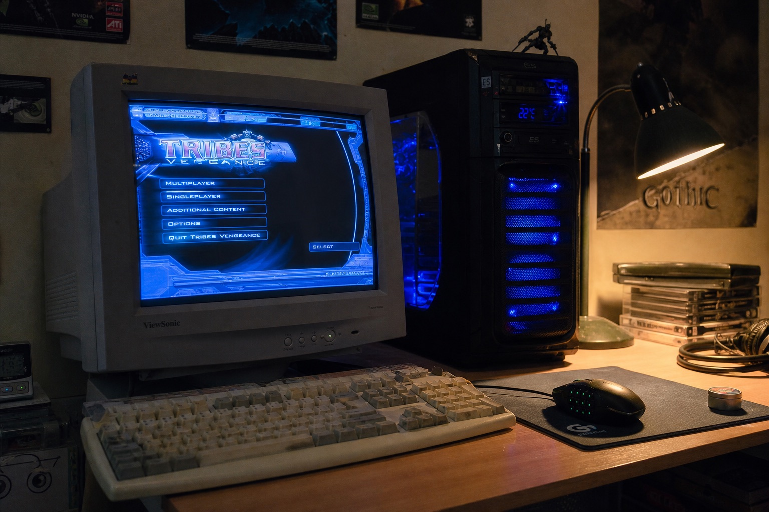 Chambre de joueur de 2006 éclairée par un écran CRT et une lampe de bureau : tour noire à LED bleues et clavier beige